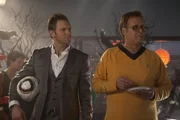 Nehmen an der Halloween-Party teil: Jeff (Joel McHale, l.) und Pierce (Chevy Chase, r.) ...