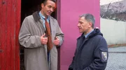 Jörg (Armin Dallapiccola, re.) fragt den Freier Friedrich Klemmt (Holger Franke), ob er zufrieden war.