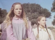 Mary (Melissa Sue Anderson, l.) und Laura (Melissa Gilbert, r.) sind sehr neugierig auf ihren neuen Lehrer, der diesen Morgen seinen Dienst antritt. Mary (Melissa Sue Anderson, l.) und Laura (Melissa Gilbert, r.) sind sehr neugierig auf ihren neuen Lehrer, der diesen Morgen seinen Dienst antritt.