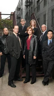 Das Team der 6. Staffel im Uhrzeigersinn: Odafin 'Fin' Tutuola, Detective Elliot Stabler, Detective John Munch, Casey Novak, Capt. Donald Cragen, Dr. George Huang, Detective Olivia Benson.