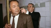 Kriminalkommissar Kehler (Wolfgang Bathke, li.) wird von einem Syndikatsmitglied (Komparse) bedroht...