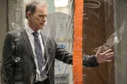Dr. Randolph Bell (Bruce Greenwood)