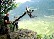 Das ORF-Universum-Team bei Dreharbeiten im Vinschgau in Südtirol. – Gestalter Manfred Corrine (li.) mit Dietrich Heller am Kamerakran.