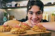 Lucie präsentiert Tartelettes mit flambierten Bananen und Pampelmuse.