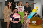 Lilly (Iris Mareike Steen, l.), Jonas (Felix van Deventer, 2.v.l.), Maren (Eva Mona Rodekirchen, M.) und Michael "Michi" (Lars Pape) feiern Emmas (vorne l.) Einschulung.
