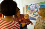 Der kleine Lorenz wurde mithilfe von Sperma eines Spenders in der Kinderwunschpraxis gezeugt und Christiane (rechts) als Embryo eingesetzt. Die Schwangerschaft ist geglückt.