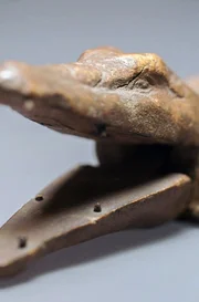 Ein archäologischer Fund zeigt ein hölzernes Krokodil, das im alten Ägypten als Spielzeug diente.