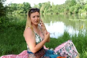 Sarah (Sophie Reiml) verbringt ihren freien Tag am Weiher.