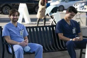 Dr. Levi Schmitt (Jake Borelli, l.); Nico Kim (Alex Landi, r.)