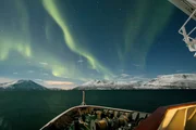 Immer wieder ein magischer Moment: Polarlichter. Das Himmelsschauspiel lässt sich bei einer winterlichen Schiffsreise zum Nordkap regelmäßig beobachten.