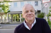 Hubertus Meyer-Burckhardt auf persönlicher Zeitreise besucht sein Gymnasium in Kassel.
