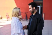 Cecilia (Carina Koller) überrascht Baris (Metehan Demiröz) mit einem Liebesgeständnis.