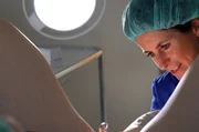 Die Leiterin der Tübinger Kinderwunschpraxis, Dr. Inés Göhring, operiert einer Frau mehrere Eizellen heraus, die mithilfe von Hormonspritzen im Eilleiter herangewachsen sind.
