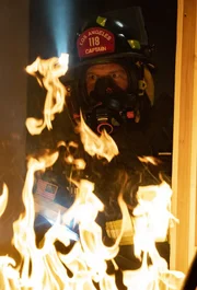 Bobby Nash (Peter Krause)