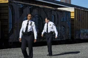 Deputy Inspector Regina Haywood (Amanda Warren, l.); Captain Stan Yenko (Richard Kind, r.)