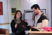 Paco (Milos Vukovic) ist erleichtert, dass Britta (Tabea Heynig) ihre Business-Entscheidung vernünftig durchdacht hat.