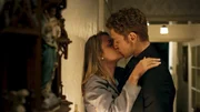 Eva (Bettina Burchard) und Maik (Daniel Donskoy) können einfach nicht die Finger voneinander lassen.