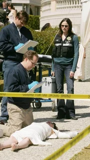 Als ein Brautpaar mit dem Auto von der Hochzeitsfeier aufbrechen wollen, finden sie die Leiche der Mutter des Br&auml;utigams an der Sto&szlig;stange. Die Polizei und CSI-Mitarbeiterin Sara (Jorja Fox, re.) versuchen vor Ort Spuren zu sichern...