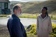 ARD Degeto MORD AUF SHETLAND - FERN DER HEIMAT, "Shetland - Series 4", am Freitag (19.09.25) um 23:55 Uhr im ERSTEN. Olivia Lennox (Rakie Ayola), die Mutter des Opfers, stellt eigene Nachforschungen an und spricht mit einem Inselbewohner (John Kazek).  -Foto Folge 1-