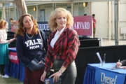 Betsy Rubenstone (Annie Mumolo, l.); Beverly Goldberg (Wendi McLendon-Covey, r.)