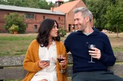 Im Gegensatz zu Aaron (Ben Braun) findet Jule (Mona Pirzad) Jasminas Blog nicht amüsant.