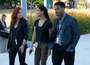 V.l.: Maxine (Sarah Greene), Zara (Nazneen Contractor) und Oliver (Brandon Jay McLaren)