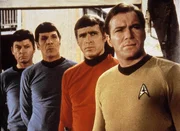 Captain Kirk (William Shatner) Lieutenant Galloway (David L. Ross), Mr. Spock (Leonhard Nimoy) und Dr. McCoy (DeForest Kelly) halten sich auf dem Planeten Omega IV auf...