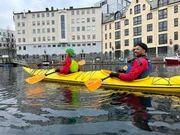 Vom großen Schiff ins kleine Kajak: Henni und Cedric nutzen einen Halt in Tromsř, um sich die Stadt vom Wasser aus anzuschauen.
