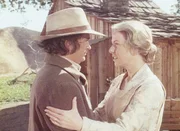 Charles (Michael Landon, l.) verschweigt seiner Frau Caroline (Karen Grassle, r.) sein gefährliches Vorhaben, einen Sprengstofftransport zu begleiten. Charles (Michael Landon, l.) verschweigt seiner Frau Caroline (Karen Grassle, r.) sein gefährliches Vorhaben, einen Sprengstofftransport zu begleiten.