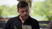 Richard ist entsetzt, als Ben (Jörg Rohde) gesteht, mit Lucies Gefühlen gespielt zu haben.
