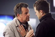 Ein tragischer Autounfall verlangt ihre vollste Aufmerksamkeit: Walter (John Noble, l.) und Peter (Joshua Jackson, r.) ...