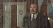 Frank (Tom Selleck) ist äußerst besorgt: Regierungsgegner drohen, die amerikanische Flagge öffentlich anzuzünden ... Frank (Tom Selleck) ist äußerst besorgt: Regierungsgegner drohen, die amerikanische Flagge öffentlich anzuzünden ...