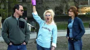 Detective (Christopher Meloni) und Detective Olivia Benson (Mariska Hargitay, r.) befragen die alkoholsüchtige Jackie Madden (Diana Scarwid). Hat sie sich an ihrem eigenen Sohn vergangen?