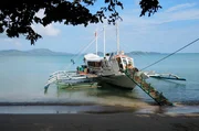 Banca-Boot-Fähre ankert vor Palawan.