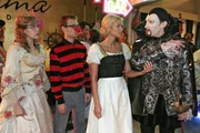 "Prinzessin" Lisa (Alexandra Neldel, l.) und Jürgen (Oliver Bokern, 2.v.l.) werden Zeugen, wie Richard (Karim Köster, r.) seinen Frust an "Gretchen" Sabrina (Nina-Friederike Gnädig, 2.v.r.) auslässt. - (Dieses Foto von Alexandra Neldel darf nur in Zusammenhang mit der Berichterstattung über die Serie "Verliebt in Berlin" veröffentlicht und verbreitet werden.)