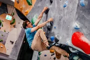 Christoph will die Kletterwand bezwingen.
