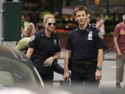Als zwischen Jamie (Will Estes, r.) und einer attraktiven Ärztin die Funken fliegen, wächst bei Eddie (Vanessa Ray, l.) die Eifersucht ...