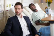 Beim aufstrebenden Baseballspieler Jaquan Lewis (Dewshane Williams, r) wird eine akute Leukämie diagnostiziert, die er nur durch eine Knochenmarkspende überleben kann. Dieses Leid macht sich ein Erpresser zu Nutze, der im Besitz einer passenden Blutprobe ist. Der Verhandlungsführer Eric Beaumont (Luke Roberts,l) und sein Team schalten sich ein, um das Leben des Sportlers zu retten.