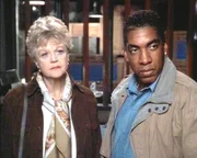 Jessica (Angela Lansbury) unterstützt Sergeant Victor Lofton (Stan Shaw) bei den Ermittlungen. Jessica (Angela Lansbury) unterstützt Sergeant Victor Lofton (Stan Shaw) bei den Ermittlungen.