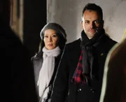 Ein neuer Fall wartet auf Sherlock (Jonny Lee Miller, r.) und Watson (Lucy Liu, l.) ...