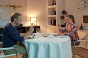 Frank Müller (Hanno Friedrich) und seine Frau Birgit (Rebecca Rudolph) essen gemeinsam zu Abend. Kurz danach geschieht ein mysteriöser Überfall.