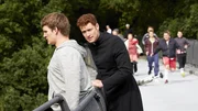 In seiner Verzweiflung weiß Freddy (Frederik Bott, l.) keinen anderen Ausweg, als sich von der Brücke zu stürzen. Während einige Dorfbewohner zur Hilfe eilen, versucht Maik (Daniel Donskoy) die richtigen Worte zu finden und bietet Freddy seine Hilfe an.