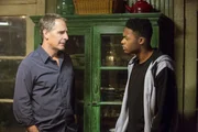 Während Lasalle sich Sorgen um die Gesundheit seines Bruders macht, versucht Pride (Scott Bakula, l.) den Mörder von Danny (Christopher Meyer, r.) und CJ's Pflegemutter zu finden ...