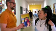 Gerade, als Janni sich aus der Deckung wagen und Oliver ihre Gefühle gestehen möchte, machen Gerüchte die Runde, dass die beiden eine Affäre hätten. Oliver zieht Konsequenzen und bricht den privaten Kontakt ab. Janni ist verletzt. Was nun?