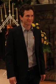Dennis Reynolds (Glenn Howerton)