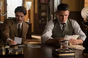 Mateo Ruiz (Javier Rey, l.); Alberto Márquez (Miguel Ángel Silvestre, r.)