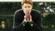 Das Pokalfinale beginnt und es sind nicht nur Maiks (Daniel Donskoy) Fähigkeiten als Motivator für die Mannschaft des SV Läuterbach, sondern auch seine Qualitäten als Ersatz-Torwart gefragt.