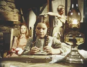 Mary (Melissa Sue Anderson, l.), Laura (Melissa Gilbert, M.) und ihre Mutter (Karen Grassle, r.) unterhalten sich in der Küche. Mary (Melissa Sue Anderson, l.), Laura (Melissa Gilbert, M.) und ihre Mutter (Karen Grassle, r.) unterhalten sich in der Küche.