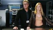 Der Tod eines Zwillingspaars gibt Gil (William Petersen) und Catherine (Marg Helgenberger) vom CSI-Team ein R&auml;tsel auf.