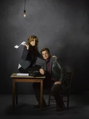 (5. Staffel) - Richard Castle (Nathan Fillion, r.) will auch weiterhin Kate Beckett (Stana Katic, l.) zur Seite stehen. Auch privat?